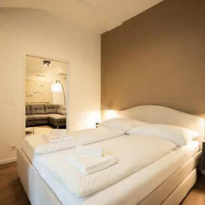 Stylish With Dedicated Working Space And Super King-size Bed Located Between Centre And Donau River Apartment Wien